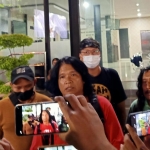 Lima wartawan yang menjadi korban pengeroyokan oknum anggota ormas usai lapor ke Mapolrestabes Surabaya.