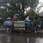 Para Relawan Siber saat bagi-bagi takjil kepada masyarakat di Kecamatan Tarokan Kabupaten Kediri.