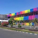 Tampak Kantor Pemkab Situbondo dicat warna-warni motif batik Situbondo. foto: MURSIDI/ BANGSAONLINE