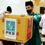 Kotak amal dari kardus yang beredar secara spontan di tengah Bimtek Anggota Fraksi PKB se-Jatim. foto: istimewa
