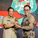 Bupati Pamekasan, Baddrut Tamam, saat menerima penghargaan UHC di Jakarta.