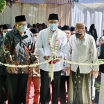 Wali Kota Pasuruan Saifullah Yusuf memotong pita tanda telah di-launching-nya Asrama Ma’had Miftah An-Najah.