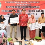 Plt. Wali Kota Pasuruan foto bersama usai penyerahan bantuan secara simbolis ke empat KPM yakni Supiyah, Muslimin, Arika, dan Jaenal.