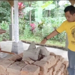 Wibowo, Kasun Besowo Timur, Desa Besowo, Kecamatan Kepung, Kabupaten Kediri saat menunjukkan salah satu temuan diduga benda bersejarah. foto: ist.
