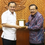 Gubernur Jawa Timur saat menerima Kepala BNN Republik Indonesia Komjen Pol Heru Winarko di Gedung Negara Grahadi Surabaya, Selasa (8/5).