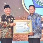 Bupati Yuhronur saat menerima penghargaan dari PLT Kepala Badan Kepegawaian Negara (BKN) Bima Haria, di Bumi Surabaya City Hotel & Resort, Kamis (8/6/2023)