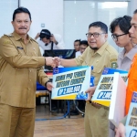 Wali Kota Maidi serahkan penghargaan kepada personel peraih PPID Awards. Foto: Doc Kominfo Kota Madiun.