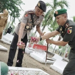 Danrem 084/Bhaskara Jaya, Kolonel Inf Sudaryanto bersama Kapolrestabes Surabaya, Kombes Pol Sandi Nugraha, saat menabur bunga bersama di salah satu makam pahlawan.