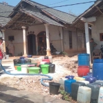 PMI Tuban saat distribusikan air bersih ke beberapa desa.