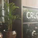 Pintu masuk Cruz Lounge Bar Vasa Hotel Surabaya.