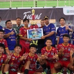 Bupati Sidoarjo Ahmad Muhdlor Ali saat menyerahkan trofi kepada juara Turnamen Futsal Jayandaru Cup.