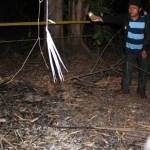 SELIDIKI: Petugas mengambil tulang-tulang dan tempurung tengkorak yang ditemukan di  Dusun Wonokoyo Desa Kloposepuluh Kecamatan  Sukodono. foto: catur andy erlambang/BANGSAONLINE