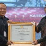 Kalaksa BPBD Jatim Gatot Soebroto (kiri) saat menerima penghargaan dari Wakil Direktur Pascasarjana Unair Dr Suparto Wijoyo.