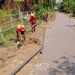 Pemasangan pipa jaringan di Desa Rejoagung, Kecamatan Ngoro, Jombang.