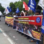 Puluhan buruh saat demo di depan Kantor Pemkab Jombang.