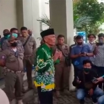 Hasbullah, Kepala Dinas Pendidikan Pasuruan, saat meminta maaf di hadapan para wartawan dan aktivis LSM.