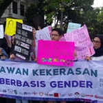 puluhan wanita yang melakukan aksi demo di depan gedung DPRD Malang. 
