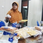 Kus Muliyati saat menunjukkan sejumlah makanan dan minuman rusak yang didapat dari sidak ramadhan. foto: YUDI EP/BANGSAONLINE