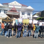Puluhan mahasiswa unjuk rasa di depan Kantor Kejari Batu.