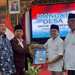 Ketua Umum DPP PKB, Abdul Muhaimin Iskandar, saat menerima mandat dari kepala desa di Bangkalan.