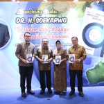 Pakde Karwo beserta istri, anak dan menantu saat launching buku "Berkaca dari kegagalan Liberalisasi Ekonomi" di Hotel Sheraton Surabaya.  