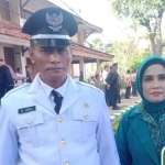 Kades Grujugan M. Jamal bersama istri usai dilantik di Mandhapa Aghung Ronggosukowati.