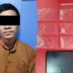 Tersangka dan barang bukti yang diamankan petugas dari Satresnarkoba Polres Tanjung Perak.