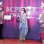Gatot Budi S dari PT Smelting saat menerima penghargaan. foto: ist.