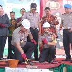 Kapolda Jatim Irjen Pol Luki Hermawan meletakkan batu pertama pembangunan rumah bersubsidi bagi anggota Polri dan TNI.