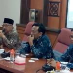 Bupati Gresik Sambari bersama Bupati Temanggung HM. Bambang Sukarno saat membahas kawasan industri. foto: SYUHUD/ BANGSAONLINE