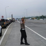 Kasatlantas polres Pasuruan saat turun mengatur arus lalu lintas di jalan tol. Foto: Ist.