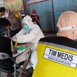 Petugas medis sedang melakukan tes swab di Pasar Tradisional Bojonegoro beberapa waktu lalu. foto: EKY NURHADI/ BANGSAONLINE