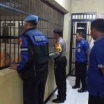 Anggota Propam Polres Ngawi saat meninjau tahanan.
