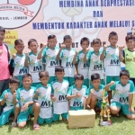 Tim IM Al Anwar U10 foto bareng setelah menerima piala juara II “Indonesia Muda Cup IV Tournament Football Kids 2020” tingkat Jawa - Bali.