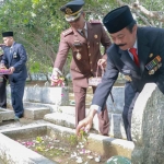 Wakil Bupati Pamekasan, RB Fattah Yasin, saat tabur bunga di makam pahlawan.