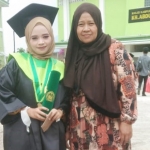 Mahasiswi tebaik MPI IKHAC, Riskatul Hasanah saat bersama ibundanya.