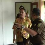 Terpidana korupsi P2SEM, Dadang dibawa ke kantor Kejari Sidoarjo sebelum dijebloskan ke penjara, kemarin. foto : gunadi/BangsaOnline