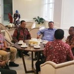 Kepala DKP Gresik Khoirul Anam saat berdiskusi dengan Menteri KKP RI Edy Prabowo. foto: ist.