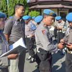 Kasi Propam Polres Ponorogo saat memeriksan kelengkapan pribadi anggotanya dan jajaran Polsek.