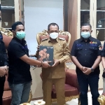 Bawaslu Kota Surabaya menyerahkan laporan hasil pengawasan Pemilihan Wali Kota dan Wakil Wali Kota tahun 2020 ke Wawali Surabaya Armuji.