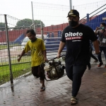 Bupati Kediri Hanindhito Himawan Pramana saat ikut mengangkat diesel penguras air di Stadion Brawijaya, Kota Kediri. Foto: Ist.