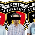 Ketiga tersangka saat diamankan di Mapolrestabes Surabaya.