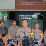 Kapolres Lamongan AKBP Bobby A. Condroputra (tengah), ketika memberikan keterangan kepada awak media di kantor Polres Lamongan, Jawa Timur, Rabu (28/2/2024). Foto: Ist.