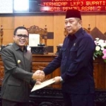 Wakil Ketua DPRD, HM Joni Subagio menyerahkan dokumen rekomendasi LKPJ Bupati tahun 2016 kepada Bupati Anas.