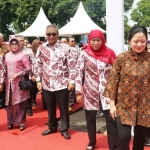 Gubernur Jawa Timur Soekarwo mendampingi Menko Pembangunan Manusia dan Kebudayaan dan Menteri Sosial pada acara Hari Kesetiawanan Sosial Nasional (HKSN) di Lapangan  Makodam V Brawijaya Surabaya.