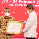 Kepala BNPB, Letjen TNI Suhariyanto menyerahkan penghargaan kepada Kalaksa BPBD Jatim, Drs Budi Santosa. foto: istimewa