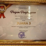Piagam penghargaan Juara 3 tingkat Nasional sebagai Kabupaten/Kota Pengguna Sirekap terbaik yang diterima KPU Kabupaten Kediri. (foto: ist.) 