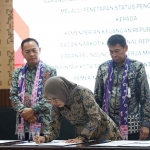 Wakil Bupati Kediri, Dewi Mariya Ulfa, saat menandatangani berita acara penerimaan hibah barang rampasan.