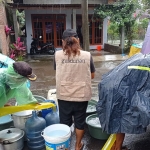 Tim Kemanusiaan Gusdurian Mojokutho Pare saat menyalurkan bantuan air bersih di Desa Besowo, Kecamatan Kepung, Kabupaten Kediri. (foto: ist)