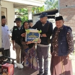 Ketua PC ISNU Tulungagung Mohammad Rifai menyerahkan bantuan paket sembako secara simbolis didampingi Ahmad Fatoni, perwakilan PW ISNU Jawa Timur, dan pengurus lainnya.
